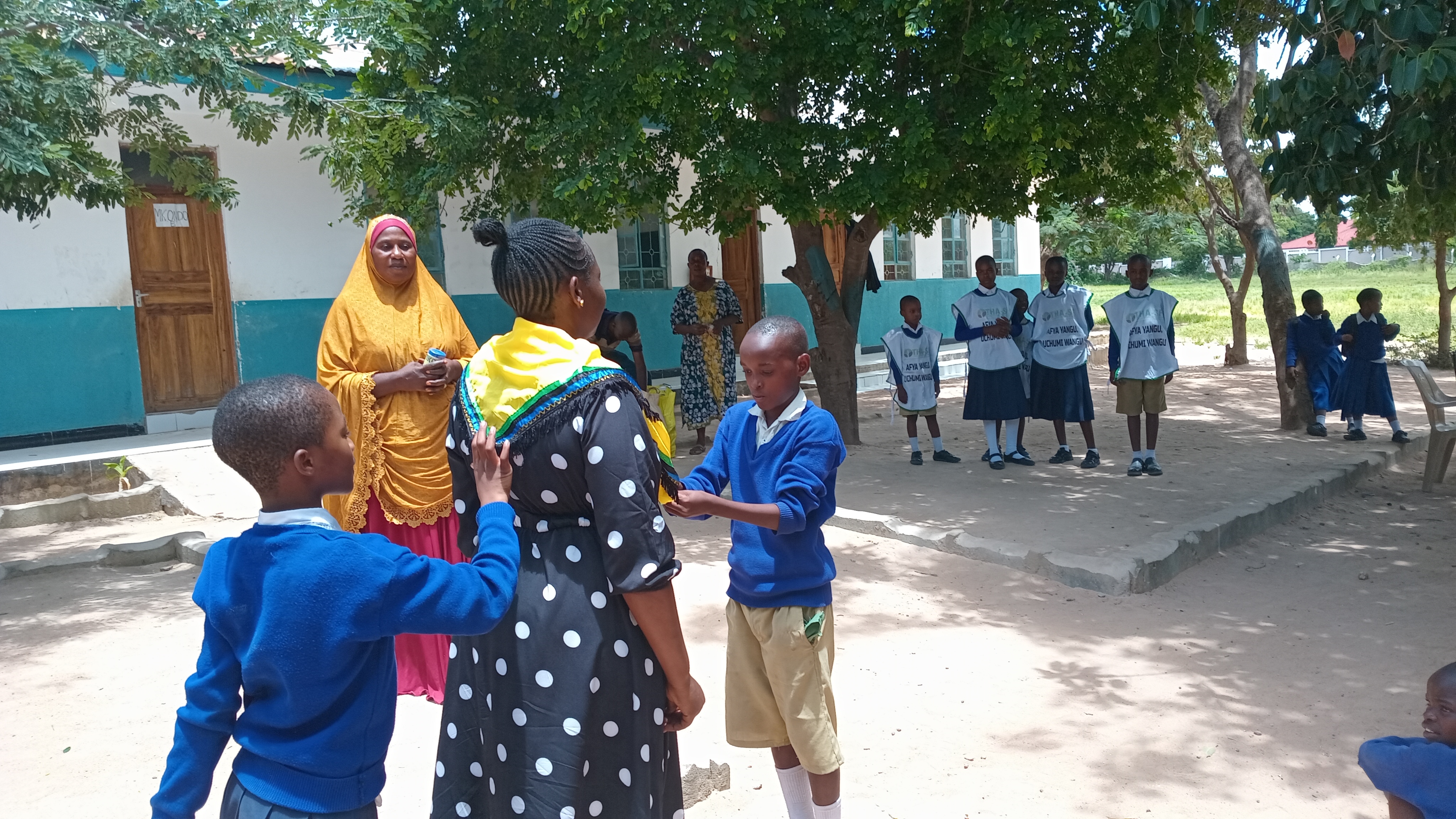 THA SF TEAM LEADER RECEIVED RESPECT FROM SCOURT TEAM AT DODOMA MLIMANI PRIMARY SCHOOL